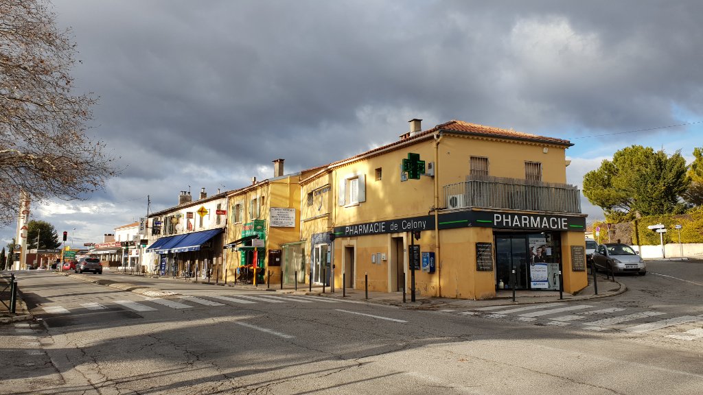 Le cœur de Célony au bord de la RD7N, avec la pharmacie du quartier